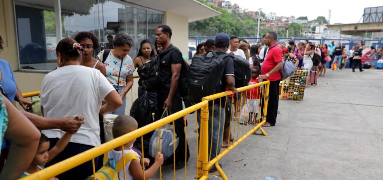 Tempo de espera para embarque no ferry-boat chega a 3h nesta segunda