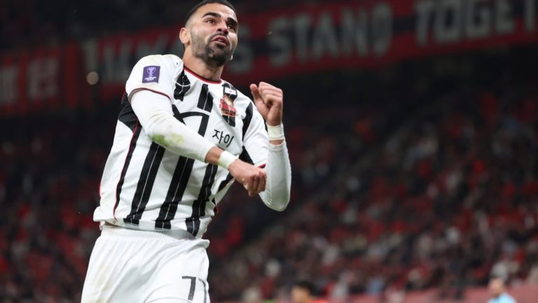 Vitória acerta contratação do atacante Lucas Silva