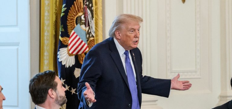 Trump anuncia tarifa de 10% a países que enviaram tropas à Groenlândia