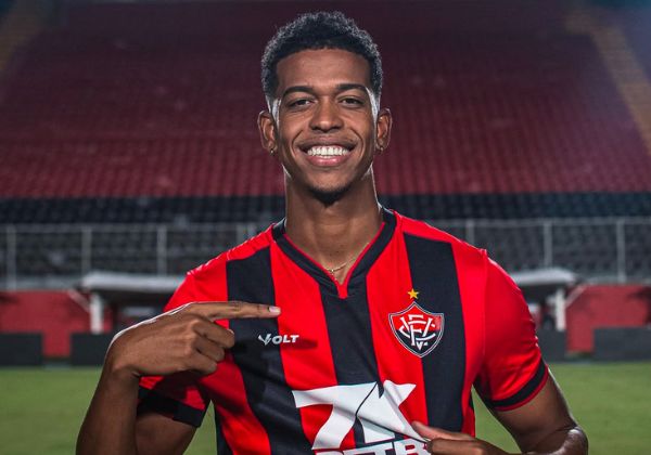 Ex-atacante do Vitória é anunciado por rival direto na Série A; veja