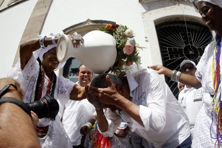 Jerônimo destaca tradição religiosa na chegada à Basílica do Senhor do Bonfim