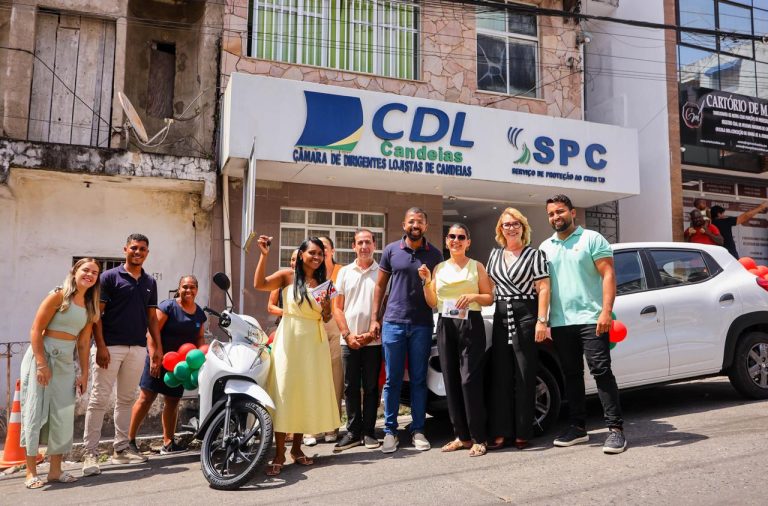 Candeias: Prefeito Eriton Ramos e diretoria da CDL entregam as chaves dos veículos às ganhadoras da campanha Natal de Luz Candeias