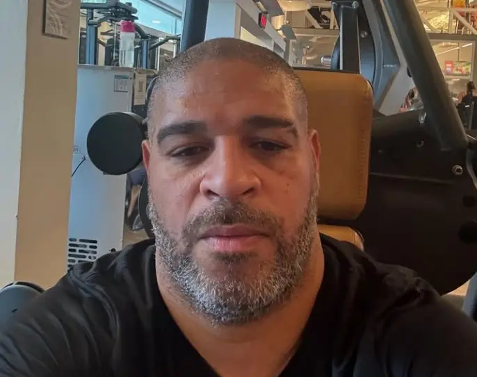 Adriano Imperador diz que mãe foi vítima de golpe digital: ‘Depositou R$ 15 mil’