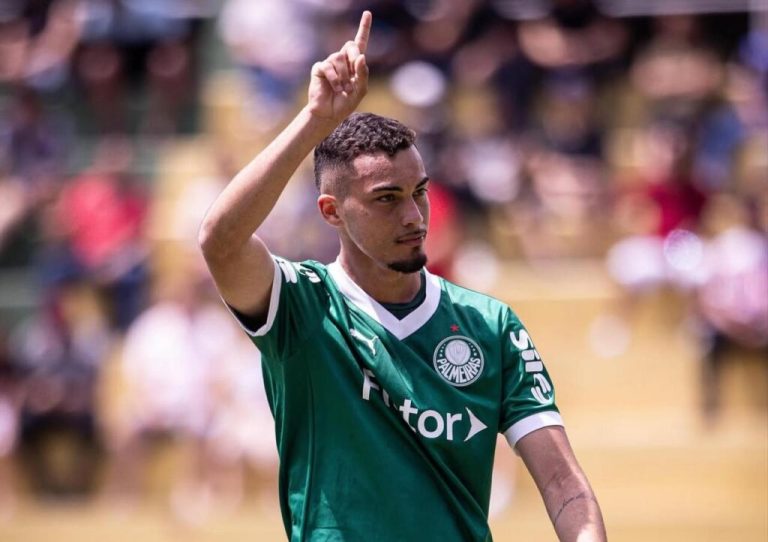 Vitória acerta chegada de jovem zagueiro formado no Palmeiras