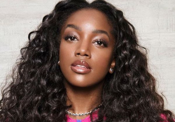 IZA assume novo romance com ator durante festa de réveillon; saiba quem