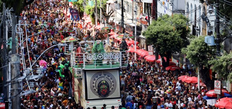 Pipoca do Olodum arrasta multidão no Campo Grande com espetáculo de percussão