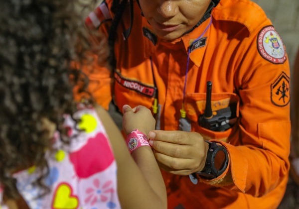 Crianças, idosos e pessoas com deficiência terão pulseiras de identificação no Carnaval