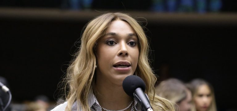 Erika Hilton pede suspensão de programa do Ratinho após críticas em eleição na Câmara