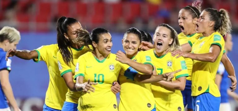Fifa passa a exigir mulheres em comissões técnicas no futebol feminino