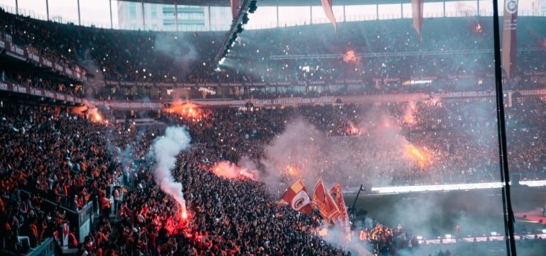 Cadastro nacional de torcedores violentos: entenda projeto aprovado pela Comissão do Esporte da Câmara