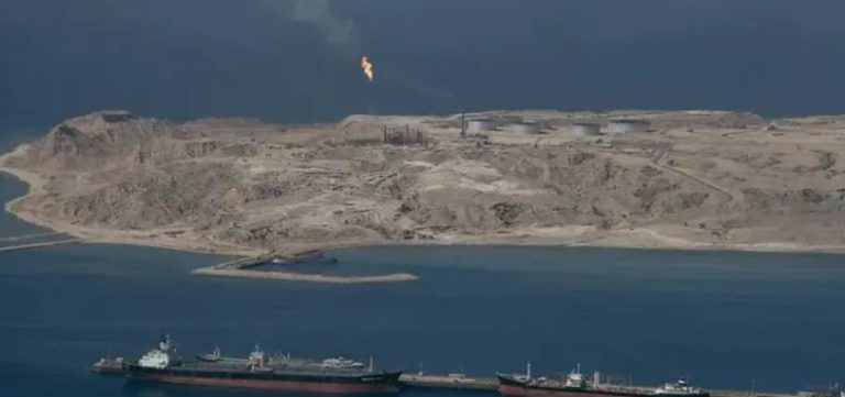 Após restrições, Irã libera passagem parcial no Estreito de Ormuz