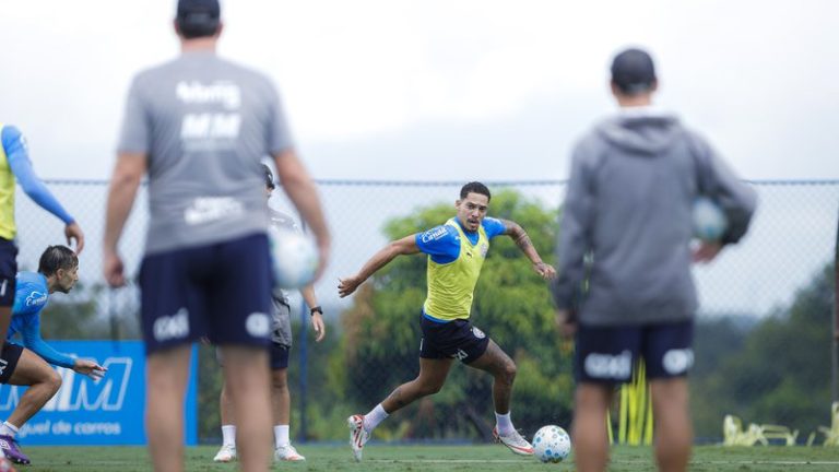 Everton Ribeiro e Gilberto voltam a treinar com bola; saiba quando retornam