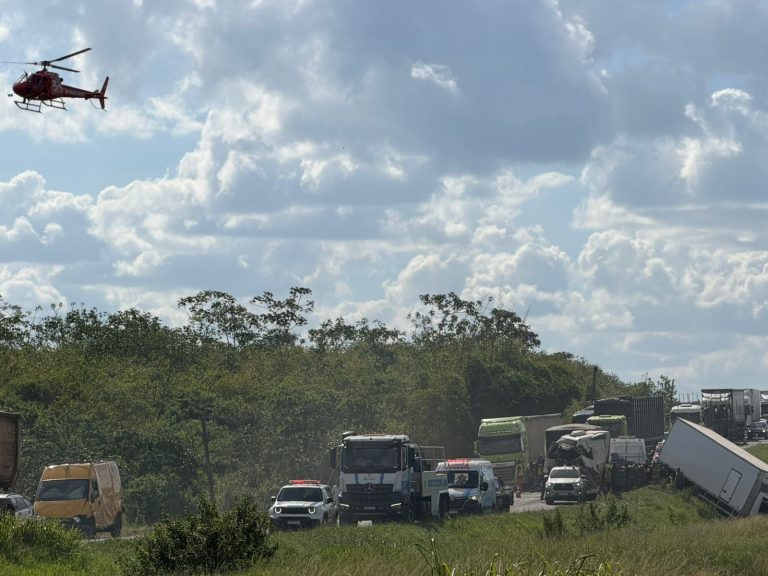 Tragédia na BR-324: engavetamento envolve nove veículos e deixa morto