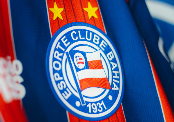 Bahia lança nova camisa branca com listras diagonais para 2026; confira