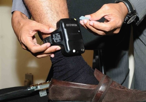 Nova lei obriga tornozeleira para agressores de mulheres; entenda