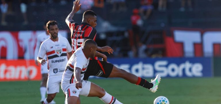 Com um jogador a mais, Vitória vence o São Paulo no Barradão pelo Brasileiro