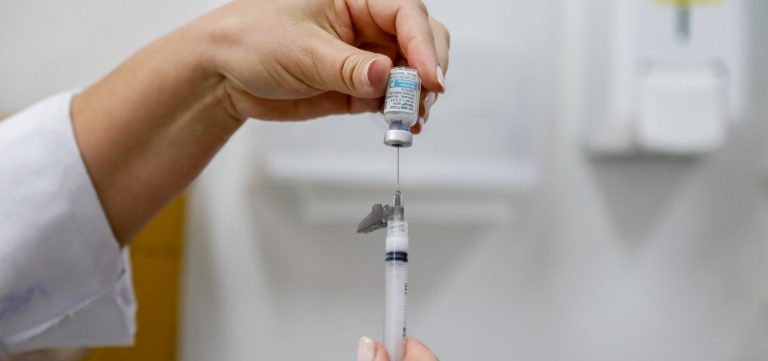 Vacinação nas escolas segue até dia 30 e meta é imunizar 27 milhões