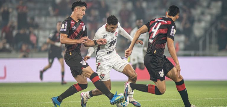 Vitória perde de virada para o Athletico-PR e segue sem vencer fora de casa