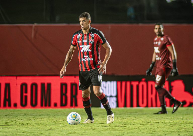 Zagueiro do Vitória passa por cirurgia no pé após sofrer fratura