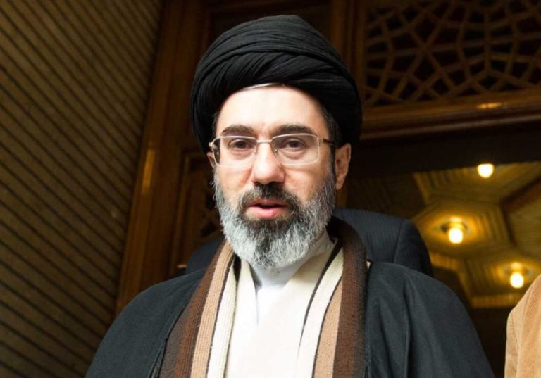 Líder supremo do Irã aparece desfigurado após ataque, diz agência