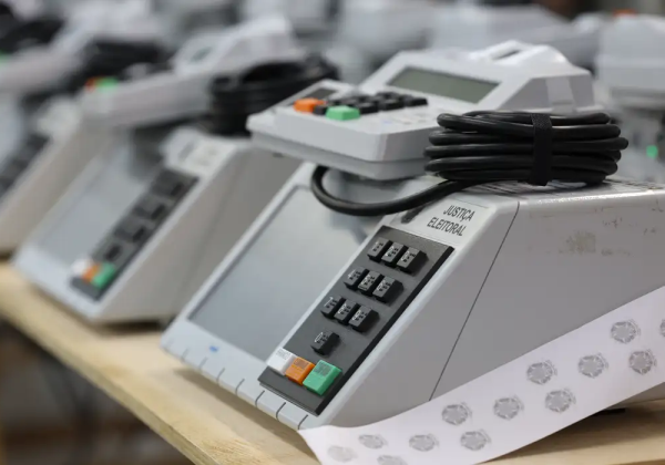 Onze governadores renunciam para disputar eleições