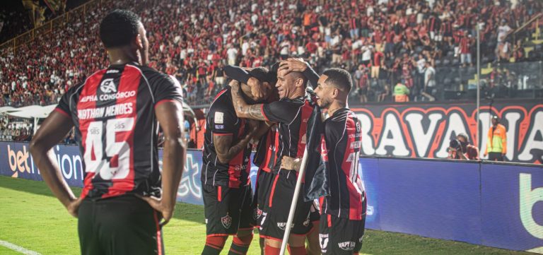 Com um homem a mais, Vitória goleia o Coritiba e salta na tabela do Brasileirão