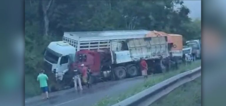 Acidente entre carretas interdita trecho da BR-324 sentido Feira de Santana