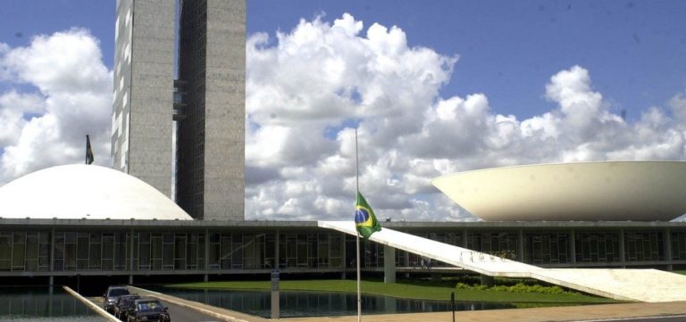 Comissão aprova novo piso de professores em R$ 5,1 mil para 2026