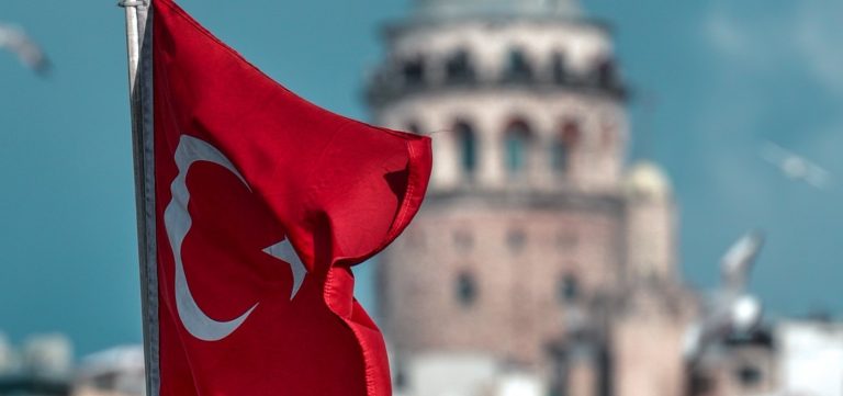 Polícia invade sede do principal partido de oposição da Turquia
