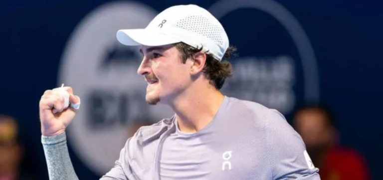 João Fonseca derrota Djokovic e avança para oitavas de final de Grand Slam