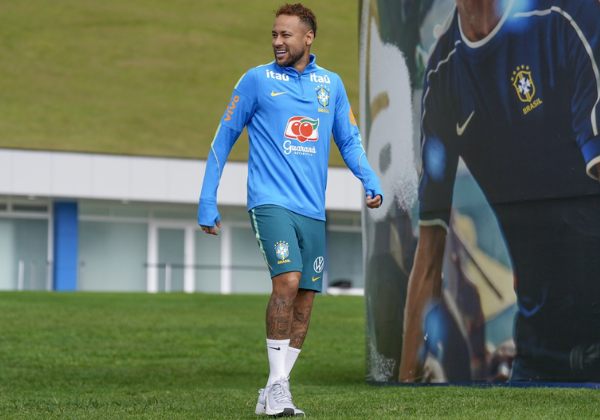 Neymar volta ao gramado e dá mais um passo na recuperação com a Seleção