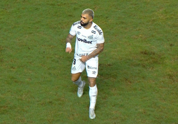 Gabigol faz gesto obsceno para torcedor do Santos e é expulso