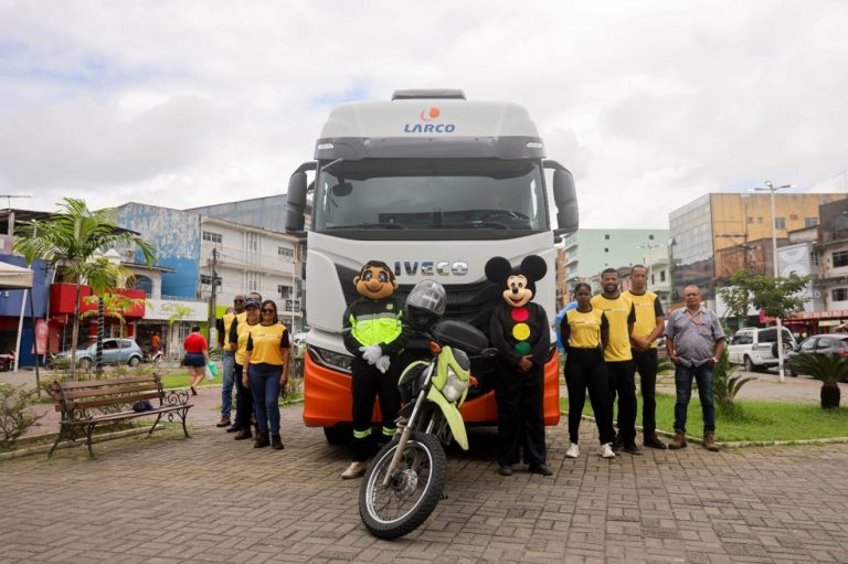 Candeias: SEMOB realiza ação de conscientização com simulação de acidente na Praça Irmã Dulce