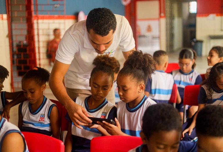 Candeias: SEDUC usa tecnologia como aliada e fortalece o ensino-aprendizagem nas escolas do município