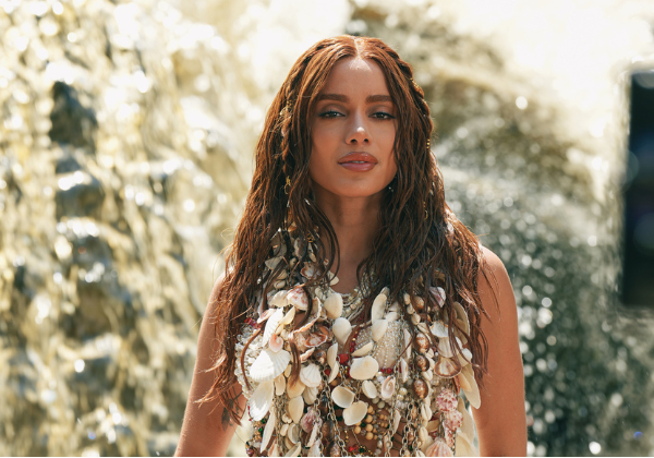 Anitta desafia gravadora e banca álbum sozinha