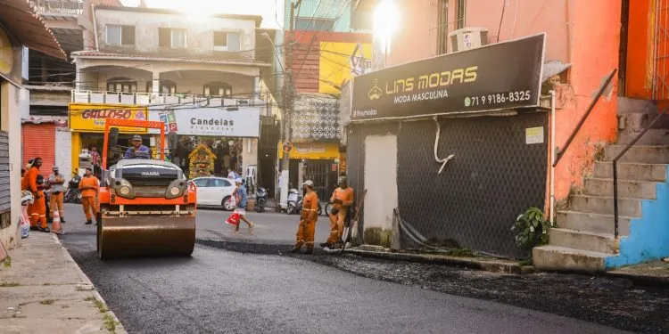 ‘Asfalta Candeias’: Prefeitura intensifica serviços e pavimenta 5 localidades em menos de uma semana