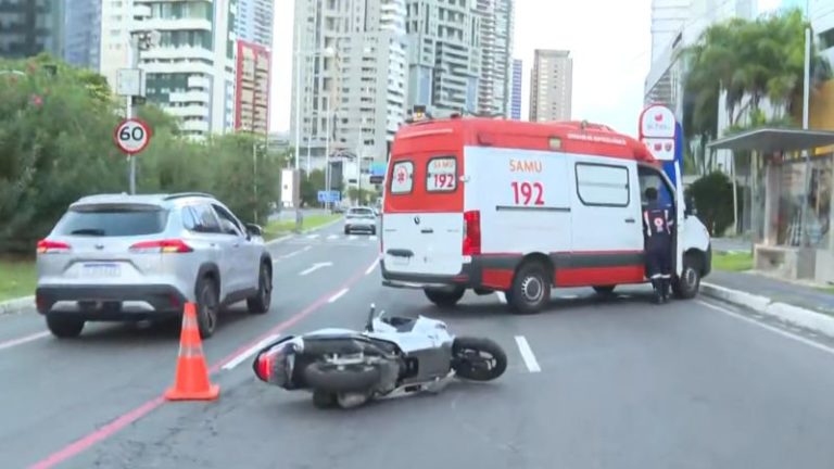 Mulher bate a cabeça e morre ao tentar fugir de assalto em avenida movimentada de Salvador