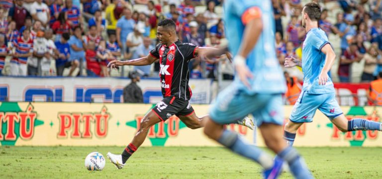 Vitória aproveita expulsão e “Lei do Ex” para bater o Fortaleza no 1º jogo da final