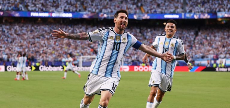 Com ‘hat-trick’ de Messi, Argentina vence a Argélia na estreia da Copa do Mundo