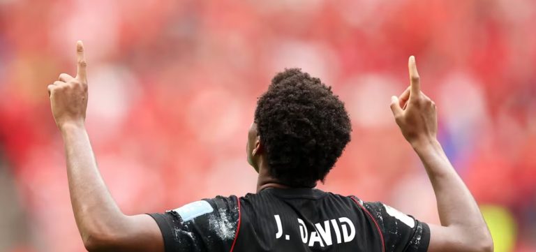 Nos acréscimos, Canadá vence a África do Sul e avança às oitavas da Copa do Mundo