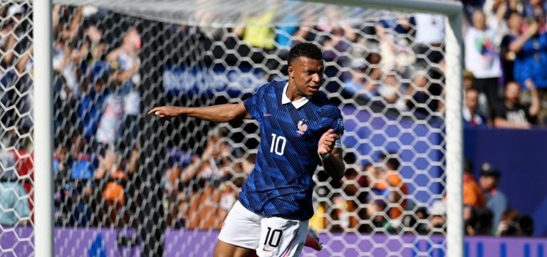 Com dois gols de Mbappé, França vence a Suécia por 3 a 0 e garante vaga nas oitavas