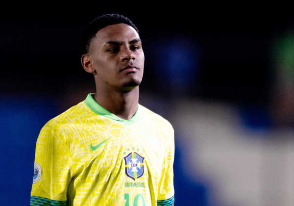 Vítima de racismo, joia da Seleção é suspensa por quatro meses após protesto em campo