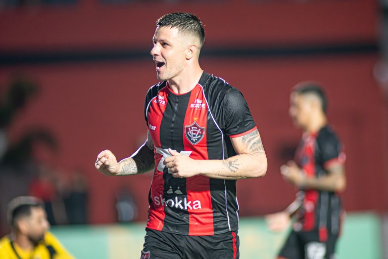 Com gol do título do Vitória, Renato Kayzer divide artilharia do Nordestão