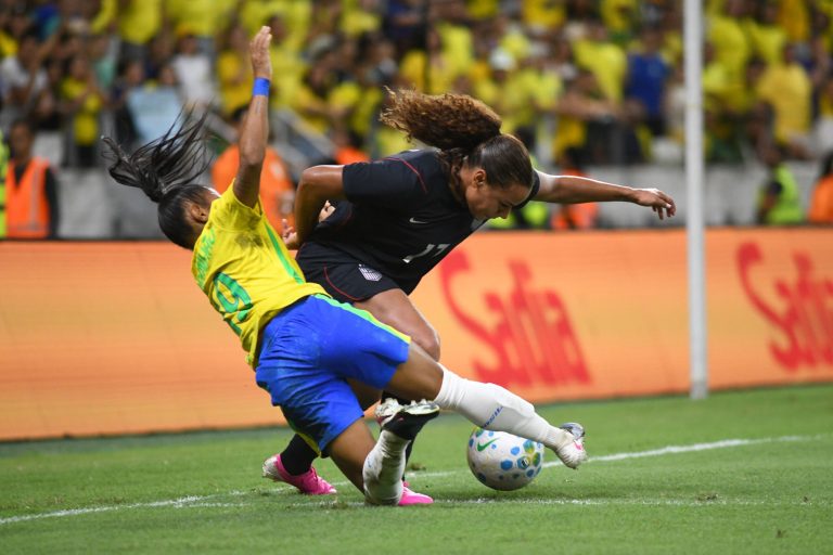 Com duas expulsões, Seleção feminina marca contra e perde para os Estados Unidos