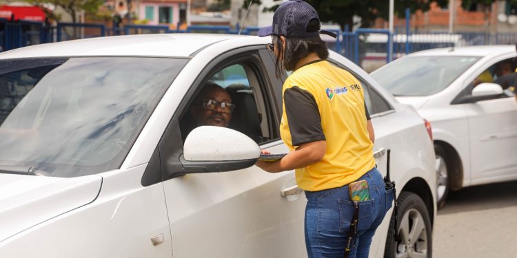 Candeias: SEMOB realiza ação de conscientização com simulação de acidente na Praça Irmã Dulce