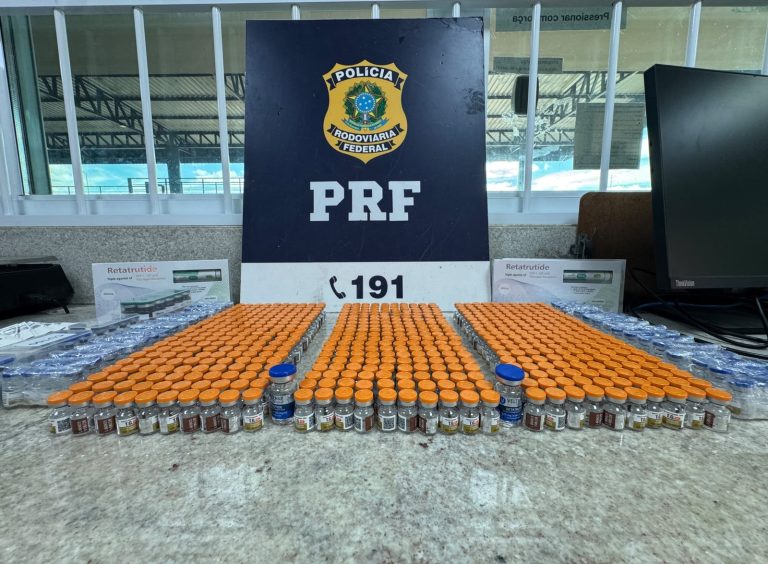PRF apreende drogas e centenas de ampolas de medicamentos em ônibus na BR-116
