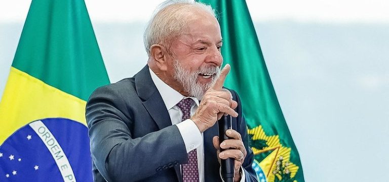 Lula critica família Bolsonaro e diz que Brasil “não está à venda”