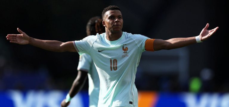 Mbappé perde pênalti, mas faz golaço e a França elimina o Marrocos