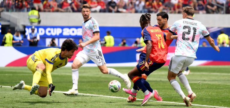 Espanha sofre o 1º gol na Copa, mas marca nos minutos finais e elimina a Bélgica