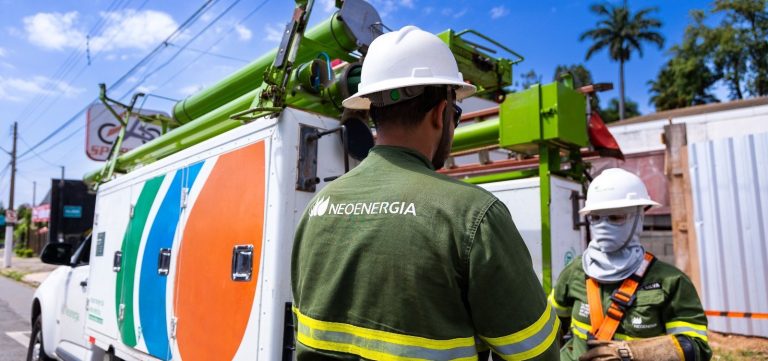 Operação retira mais de 640 toneladas de cabos irregulares de telefonia e internet na Bahia